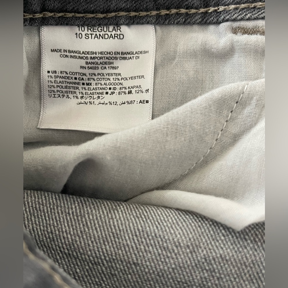 🩶👖Old Navy Boyfriend straight leg in light gray. Size 10.  Nice distressing! - Picture 6 of 8